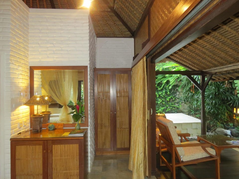Deluxe Room | Minibar, in-room safe, individually decorated, individually furnished