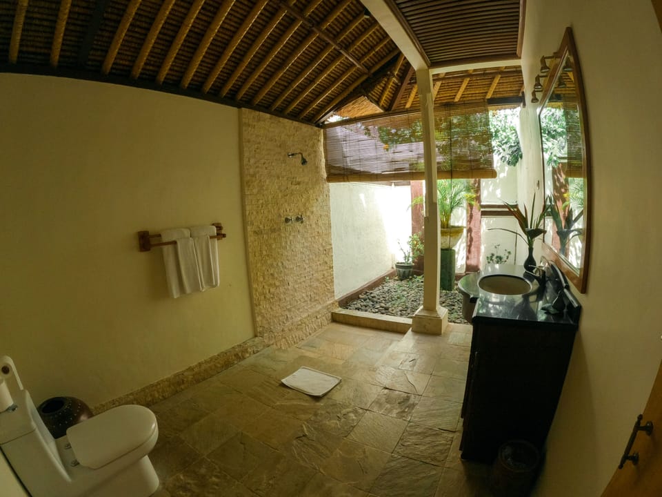 Executive Room, 1 King Bed, Non Smoking, Pool View | Minibar, in-room safe, individually decorated, individually furnished