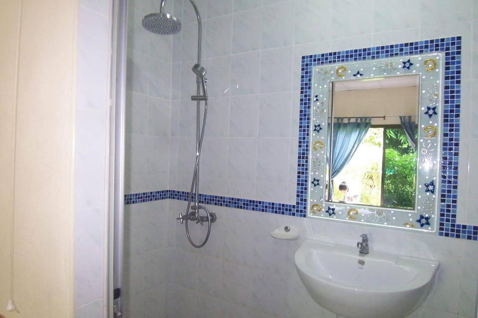Shower, rainfall showerhead, free toiletries, hair dryer