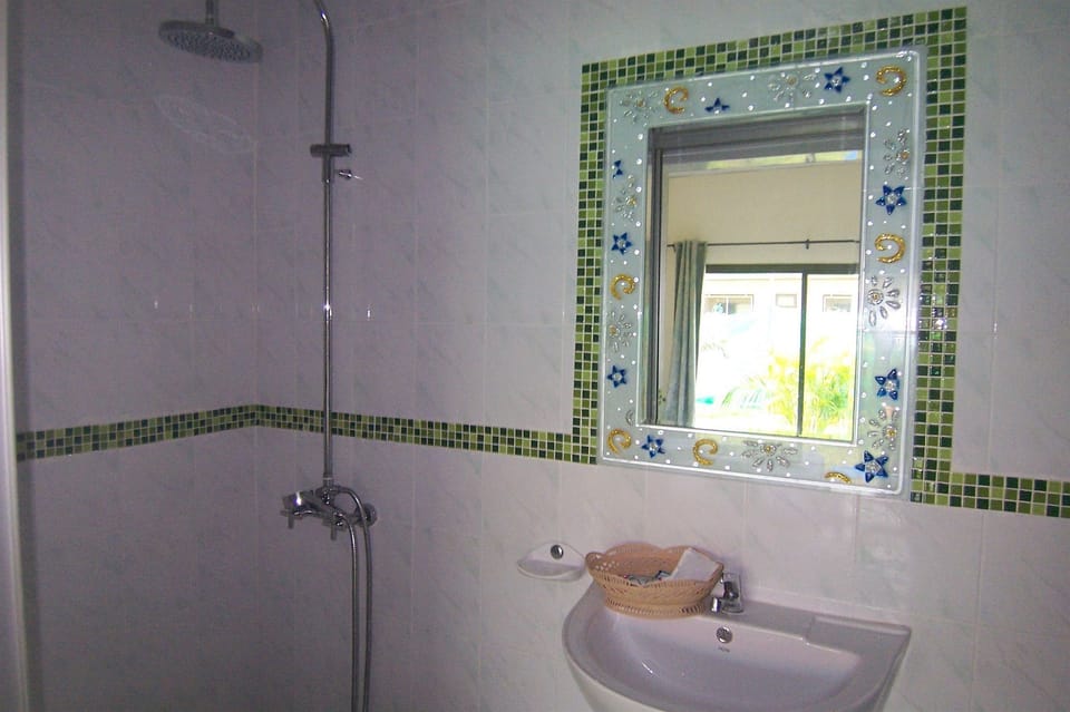 Shower, rainfall showerhead, free toiletries, hair dryer