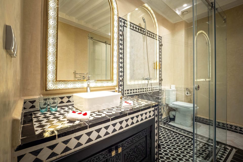 Maison privatisée Black Pearl | Bathroom | Shower, free toiletries, hair dryer, bathrobes