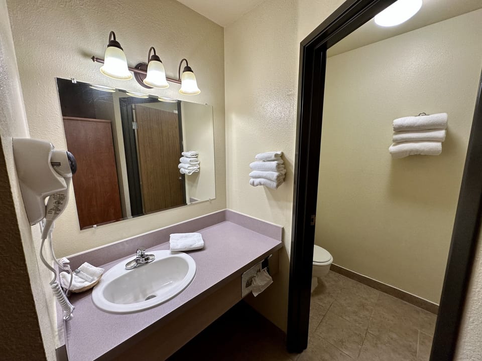 Combined shower/tub, free toiletries, hair dryer, towels