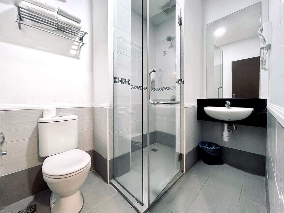 Shower, rainfall showerhead, free toiletries, bidet