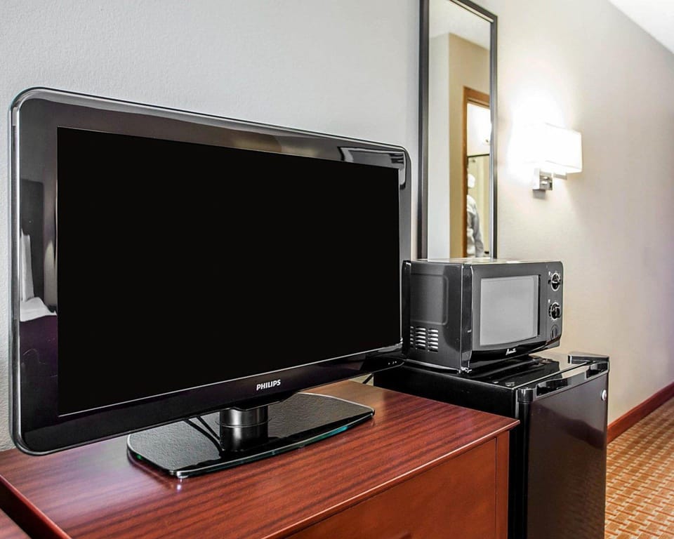 Standard Room, 1 King Bed, Non Smoking | Premium bedding, pillowtop beds, desk, iron/ironing board