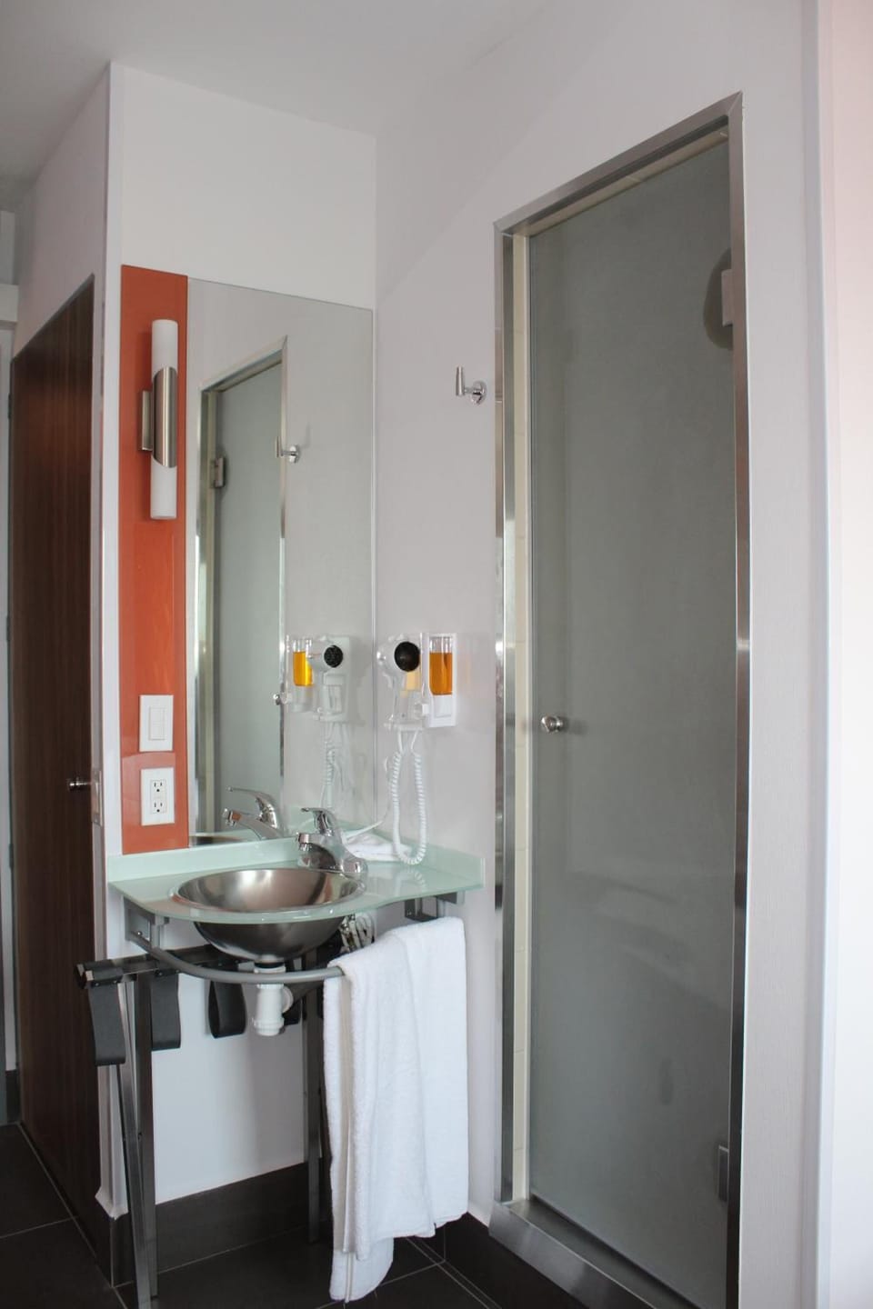 Shower, free toiletries, towels