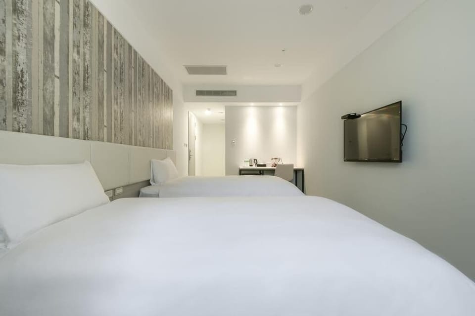 Superior Twin Room | Desk, laptop workspace, soundproofing, free WiFi
