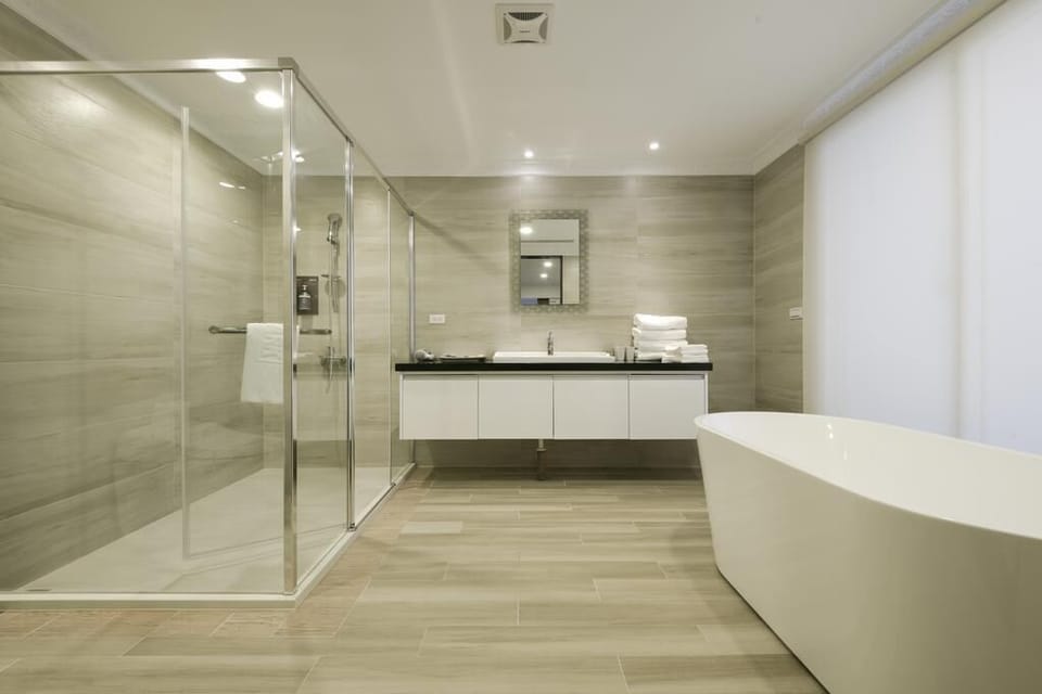 Deluxe Quadruple Room, Bathtub | Bathroom | Free toiletries, hair dryer, slippers, bidet