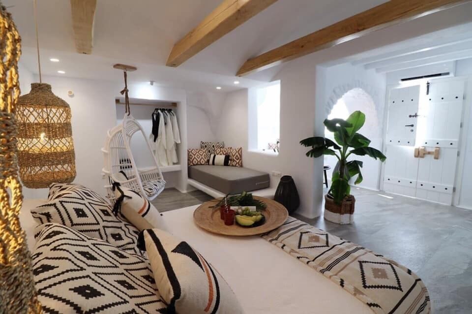 Deluxe Suite, Jetted Tub | Individually decorated, individually furnished, soundproofing, free WiFi
