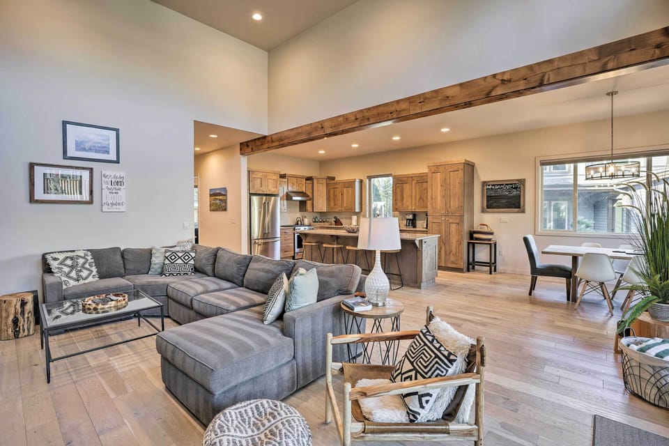 Living Room | Central A/C & Heating | Free WiFi