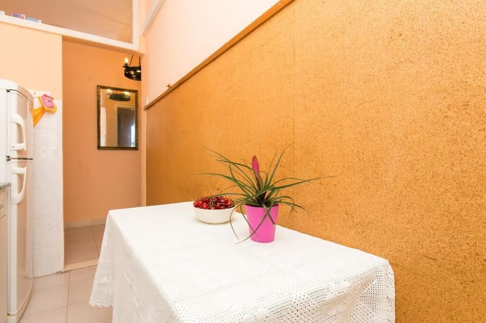 Apartment (One-Bedroom Apartment with Balcony) | Dining room