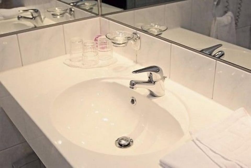 Bathroom sink