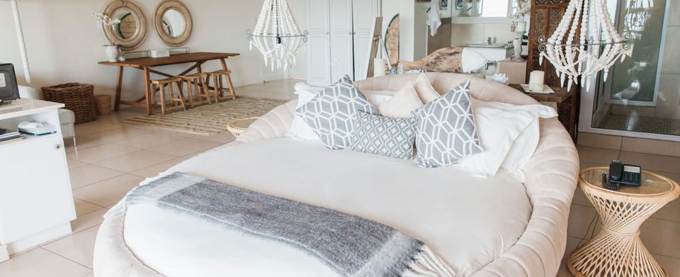 Honeymoon Suite, 1 King Bed, Bathtub, Sea View | In-room safe, blackout drapes, free WiFi, bed sheets