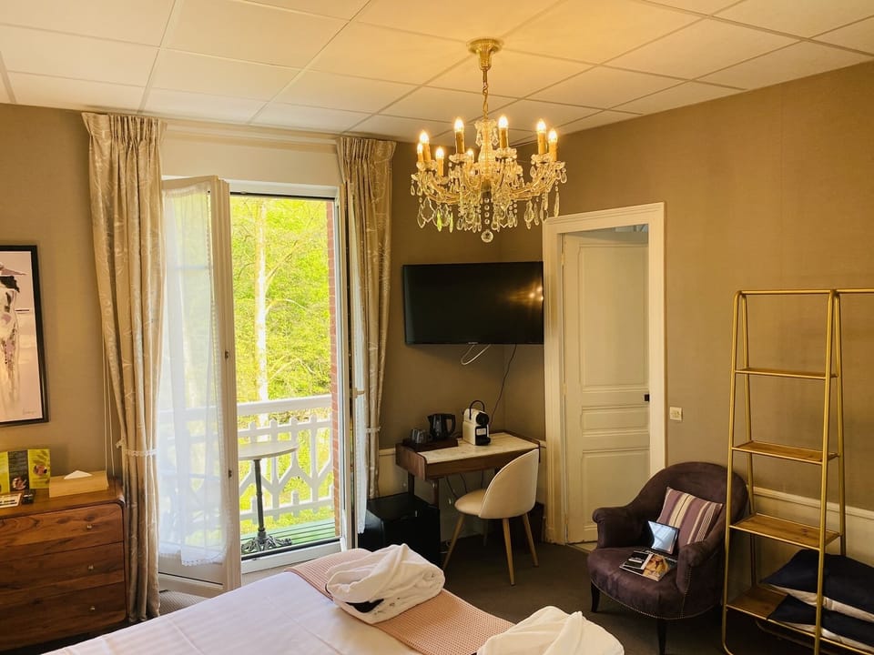 Deluxe Room | Soundproofing, iron/ironing board, free WiFi, bed sheets