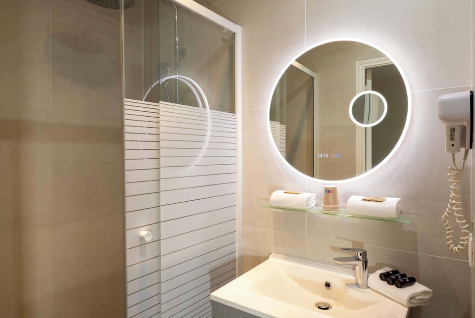 Chambre triple vue tour eiffel | Bathroom | Shower, hair dryer, towels