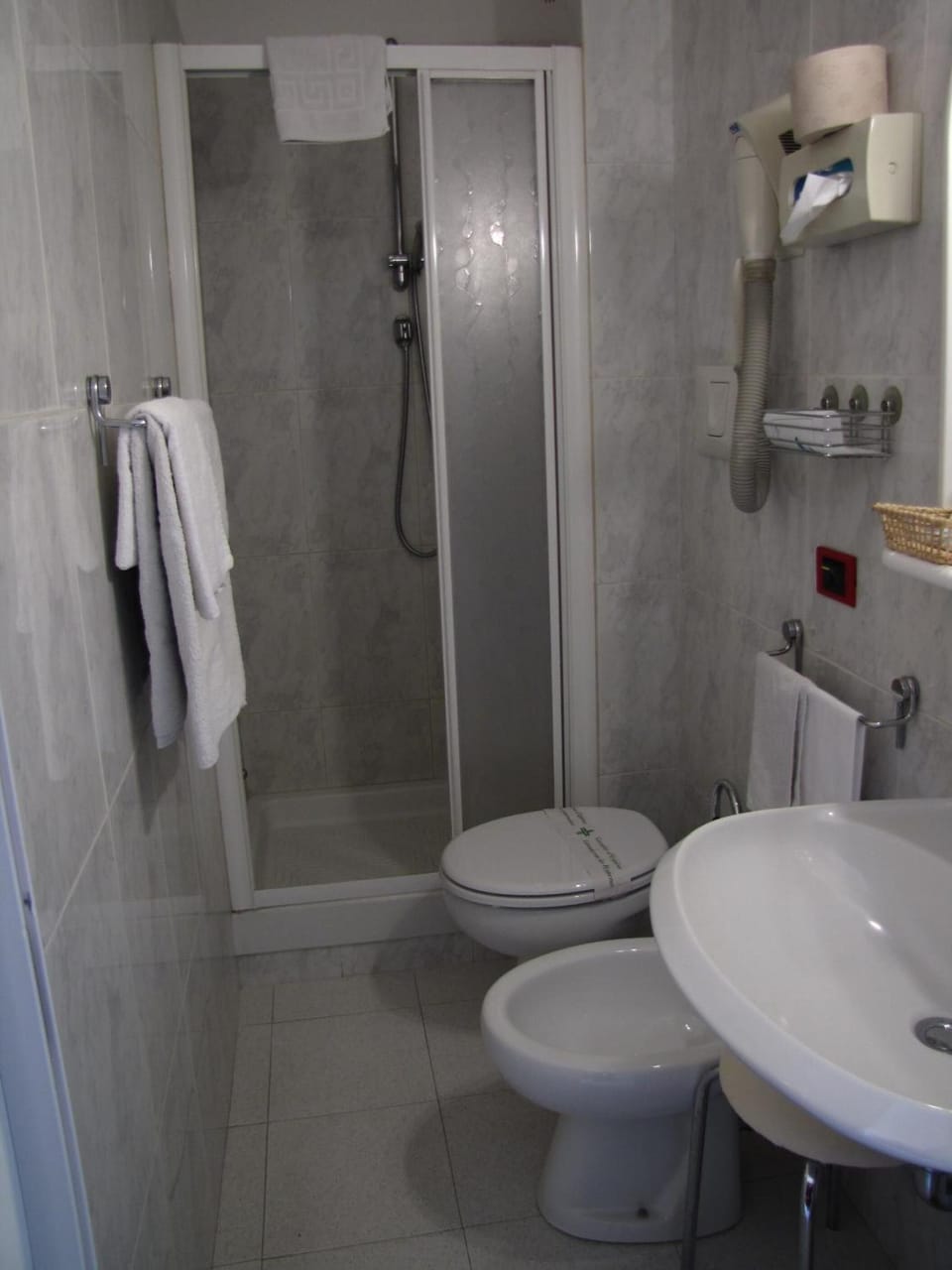 Combined shower/tub, rainfall showerhead, free toiletries, hair dryer