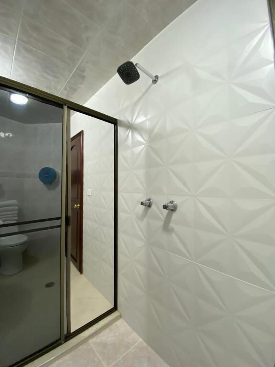 Family Room | Bathroom | Shower, towels