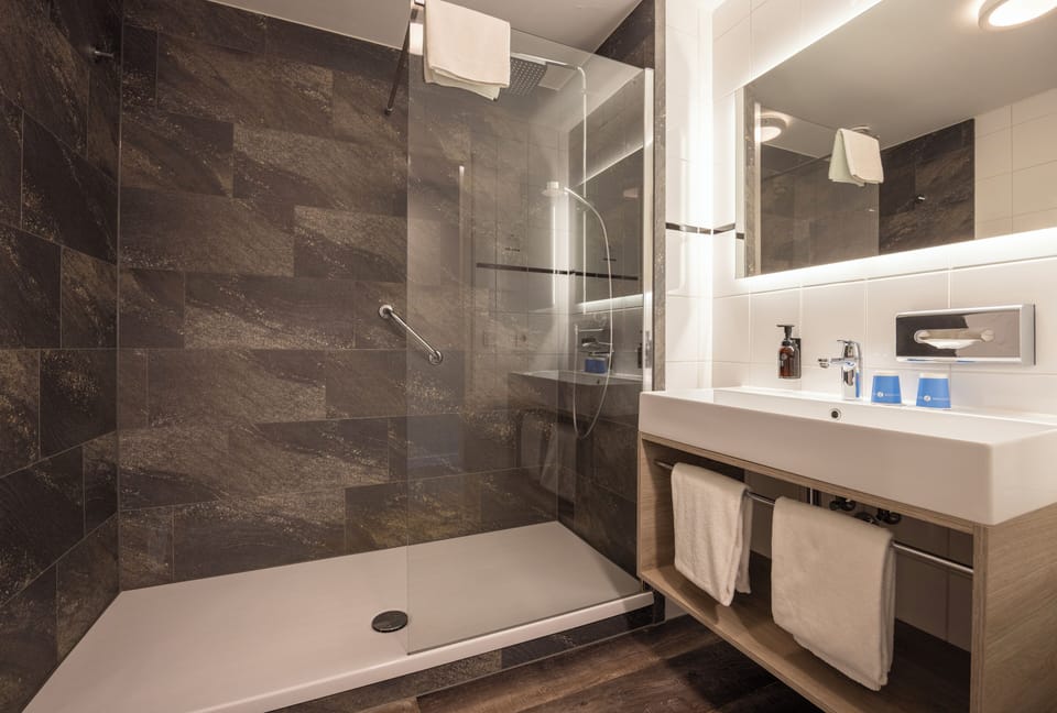 Comfort Double Room With Lake View | In-room safe, desk, blackout drapes, cribs (surcharge)