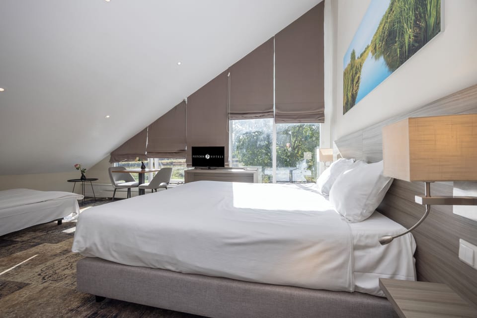 Family Room | In-room safe, individually decorated, individually furnished, desk