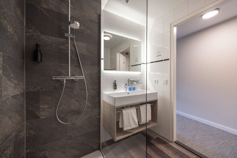 Comfort Double Room With Lake View | In-room safe, individually decorated, individually furnished, desk