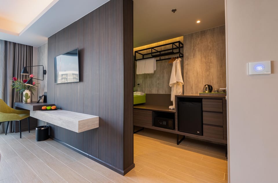 Minibar, in-room safe, desk, laptop workspace