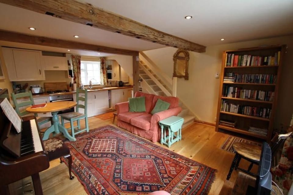 Livingroom/Kitchen with bookshelf