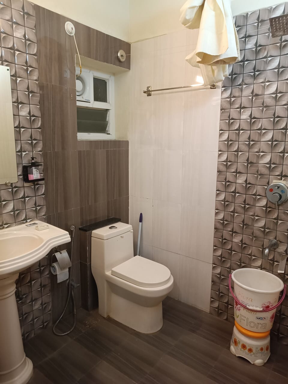 Superior Room | Bathroom | Shower, slippers, towels