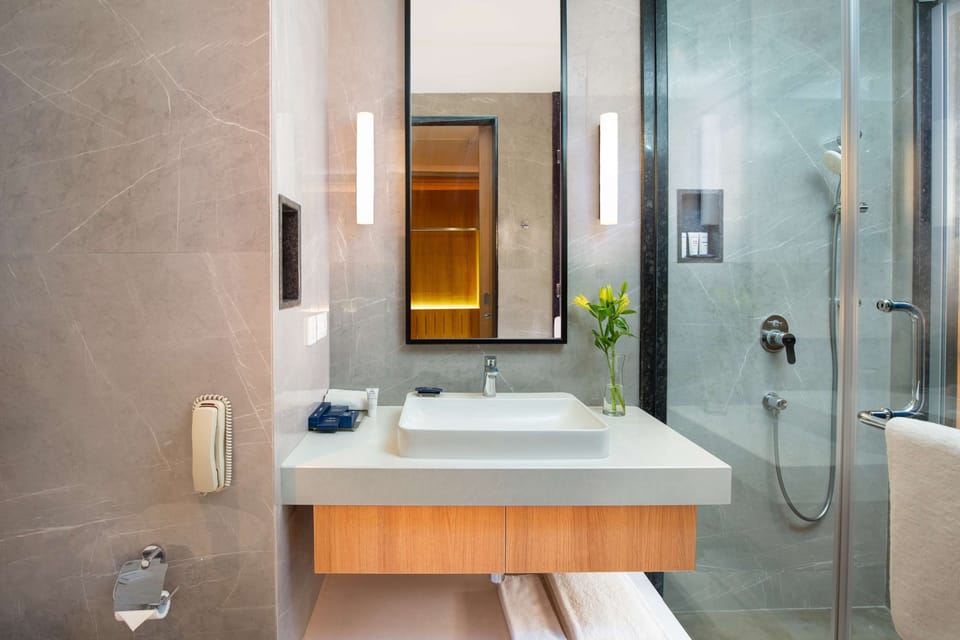 Superior Room | Bathroom | Shower, rainfall showerhead, eco-friendly toiletries, hair dryer