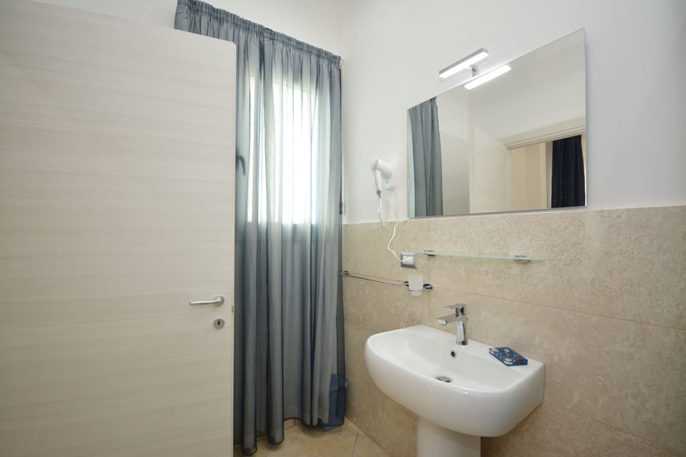 Deluxe Room | Bathroom | Shower, towels