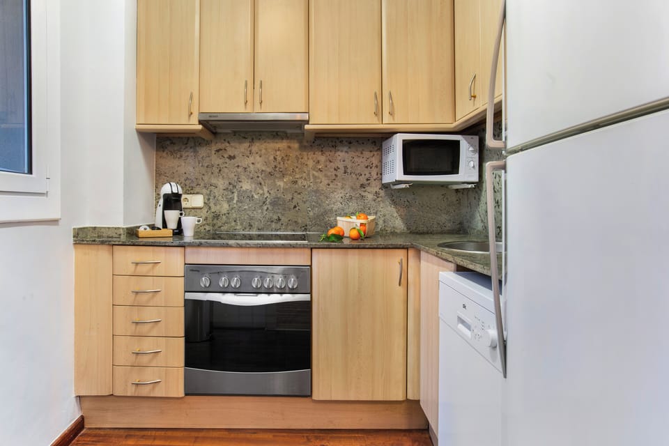 Full-size fridge, microwave, oven, stovetop