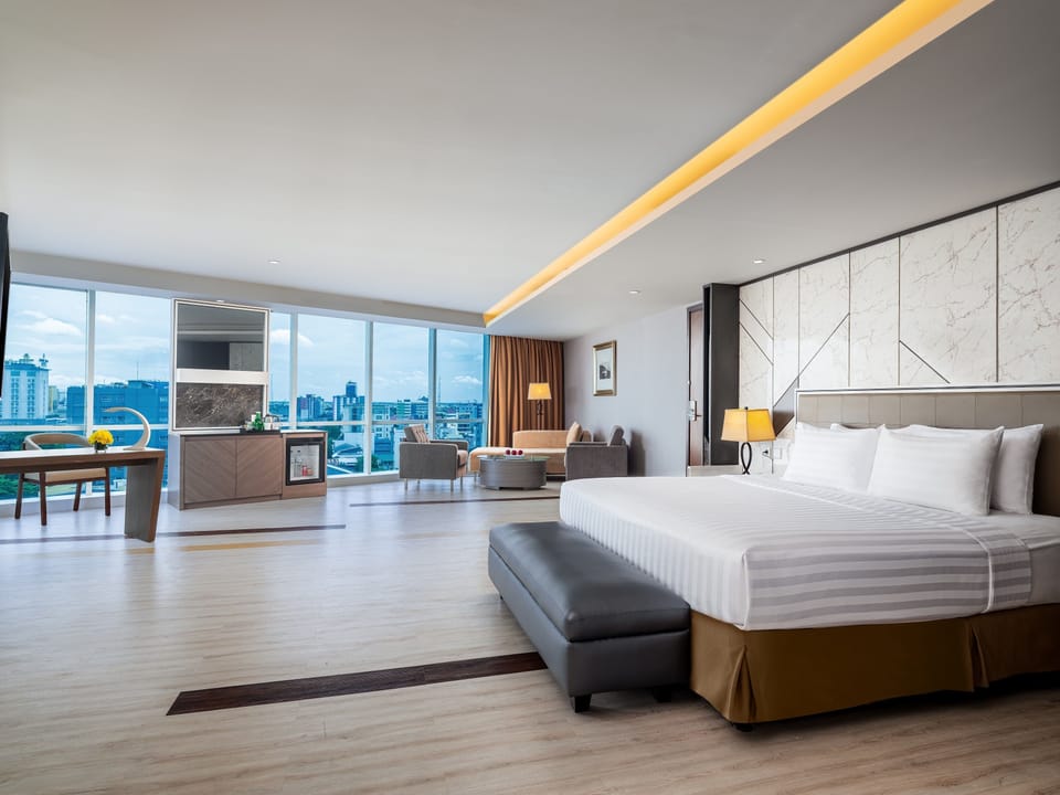 Junior Suite | Premium bedding, minibar, in-room safe, desk