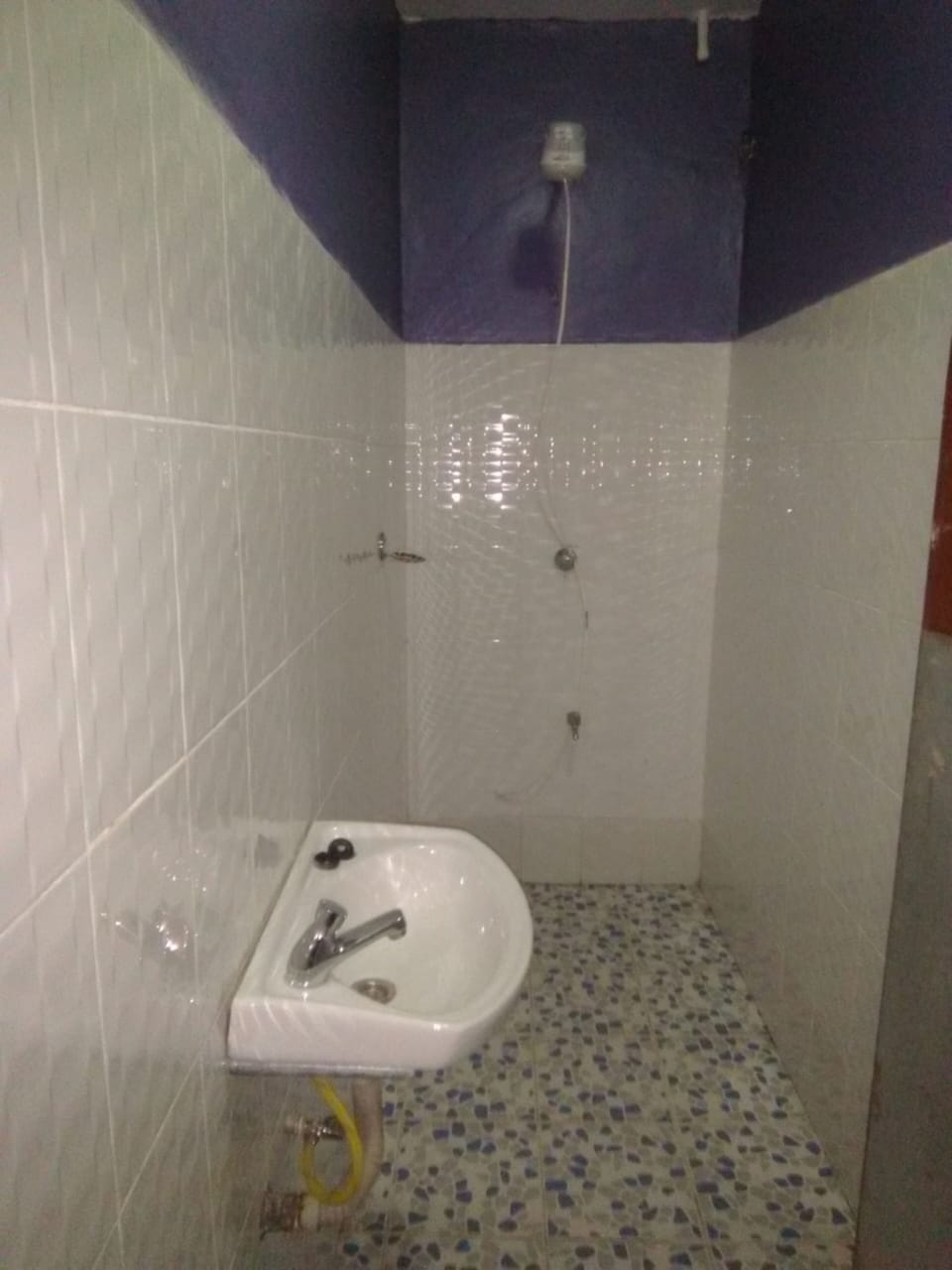 Double Room | Bathroom | Shower, rainfall showerhead, towels, soap