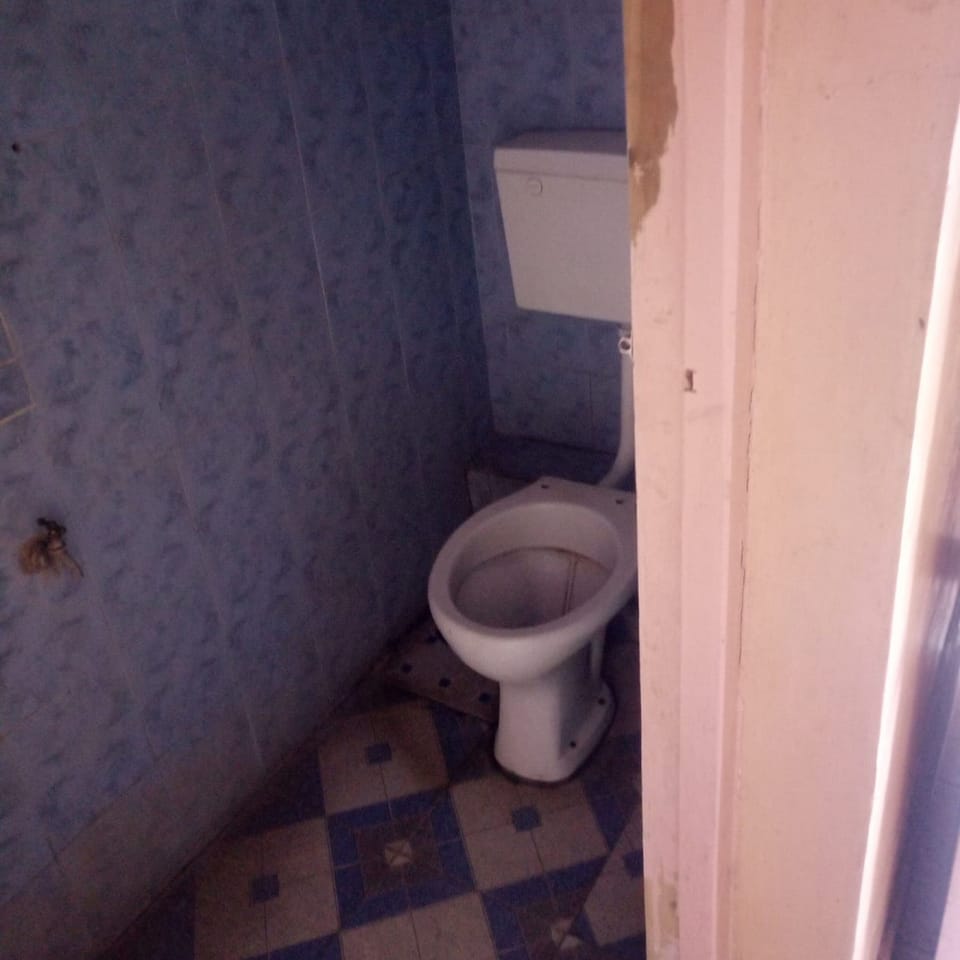 Single Room | Bathroom | Shower, rainfall showerhead, free toiletries, towels