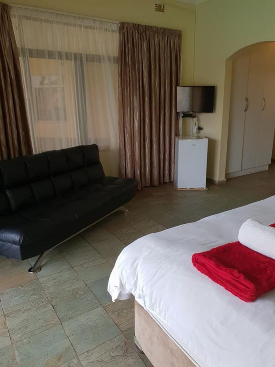 Deluxe Double Room | Minibar, desk, iron/ironing board, free WiFi