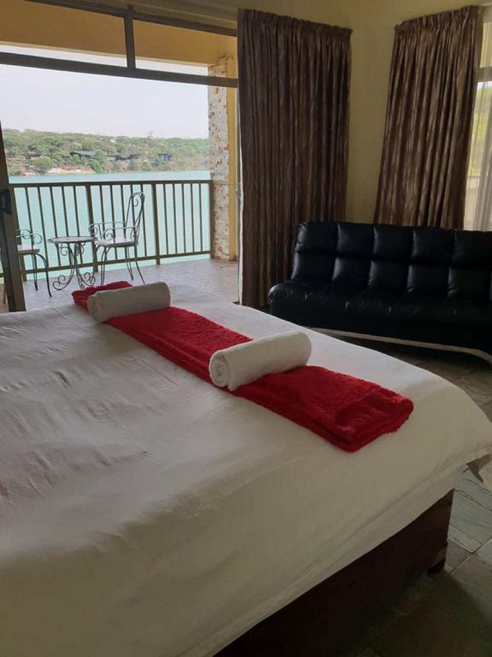 Deluxe Double Room | Minibar, desk, iron/ironing board, free WiFi