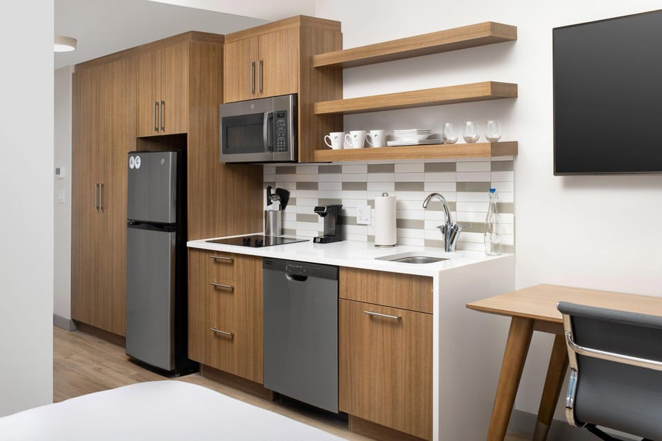 Studio, 1 King Bed | Private kitchen | Coffee/tea maker
