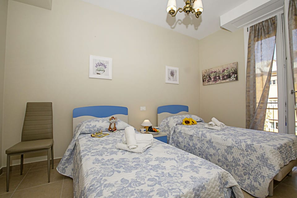 The second bedroom with 2 single beds