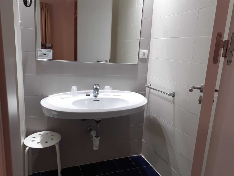 Double or Twin Room, Courtyard View, Courtyard Area (2 people) | Bathroom | Bathtub, free toiletries, hair dryer, towels