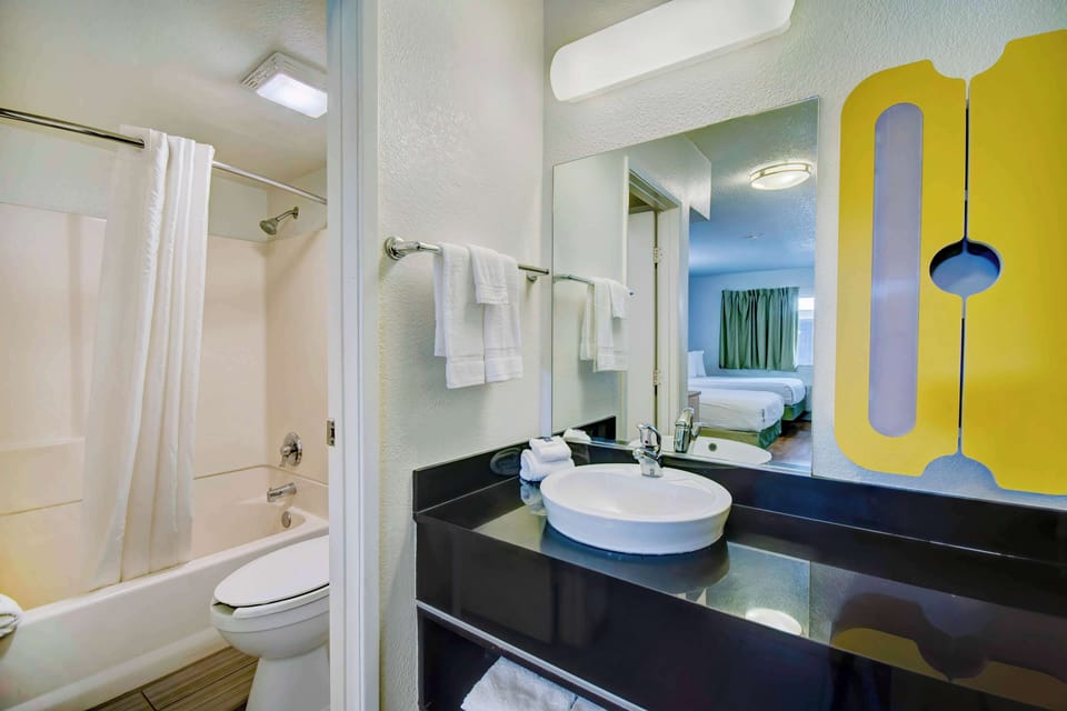 Combined shower/tub, towels