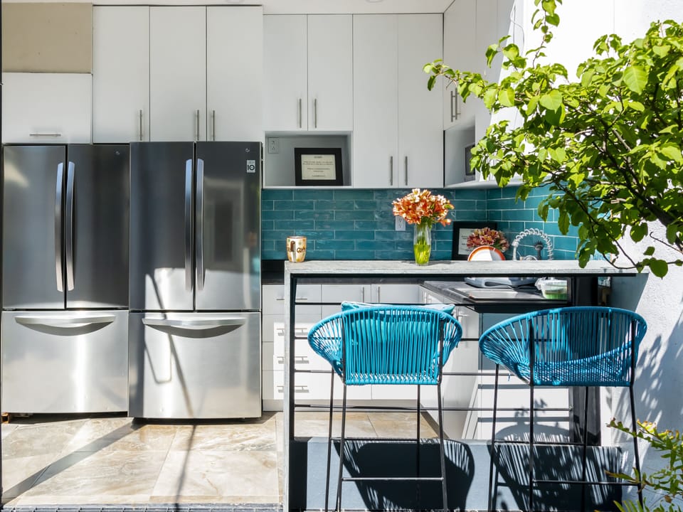 Standard Room, 2 Double Beds, Shared Bathroom | Shared kitchen | Fridge, microwave, cookware/dishes/utensils
