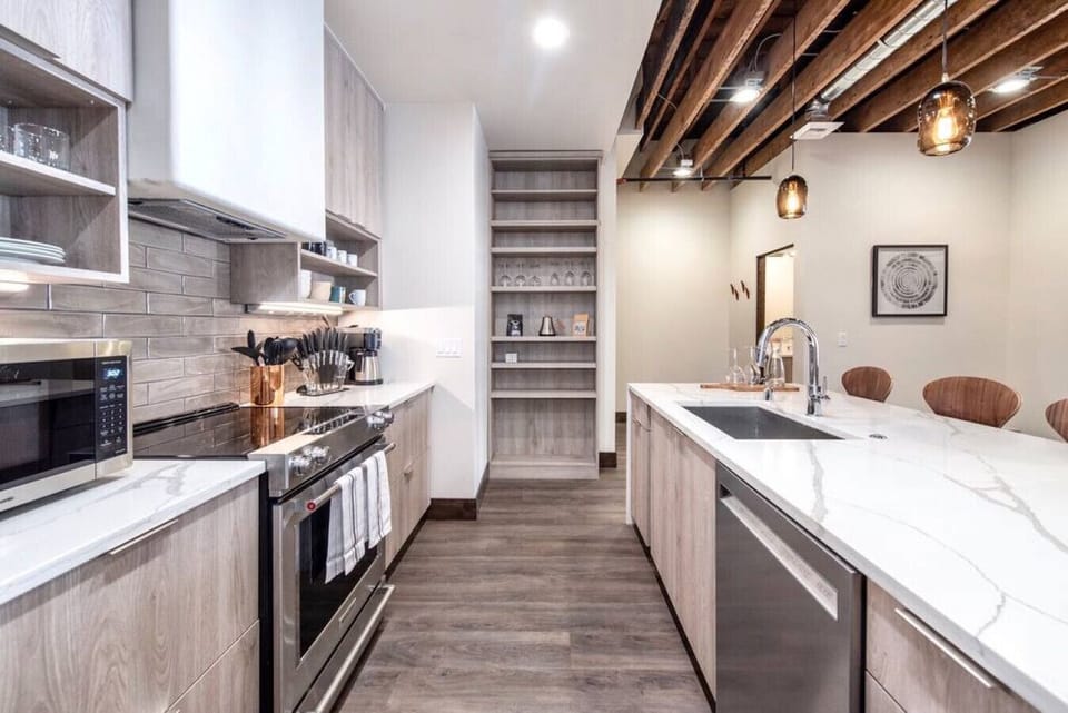 Spacious kitchen, great for hosting guests around the kitchen island while cooking dinner!