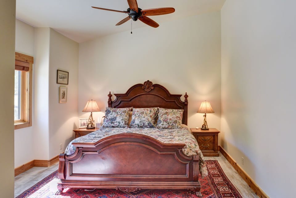 Monarch Cottage- Primary King Bedroom