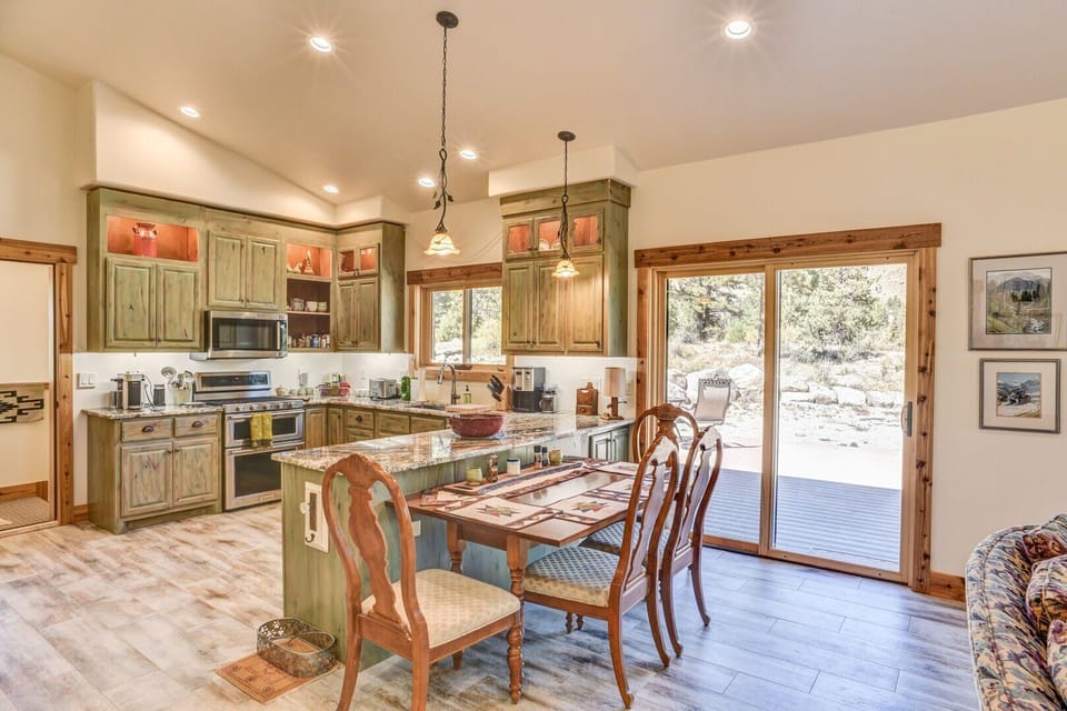 Monarch Cottage Kitchen / Dining Area