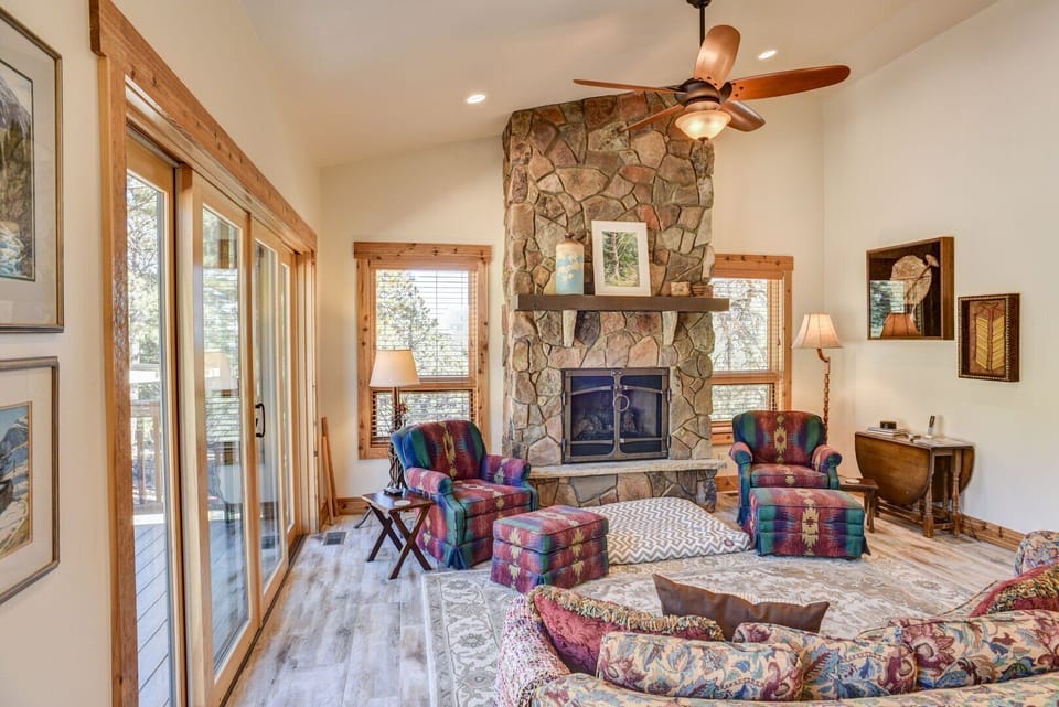Monarch Cottage - Living Area with electric fireplace and streaming TV