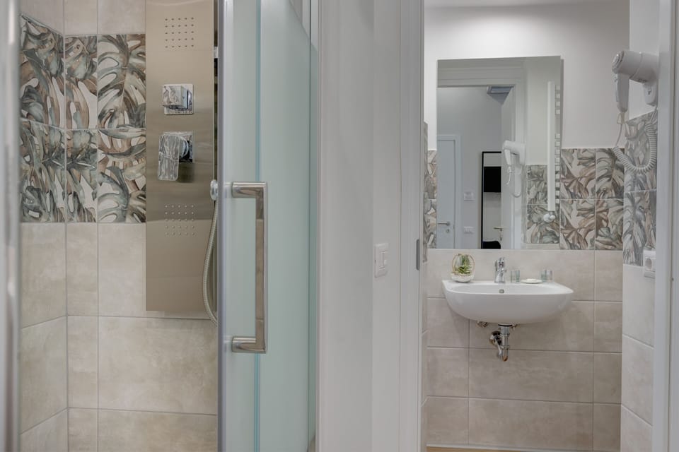Superior Room | Bathroom | Shower, rainfall showerhead, free toiletries, hair dryer