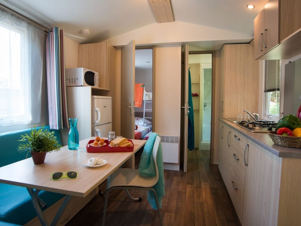 Family Mobile Home (Le grand Méditerranéen) | Private kitchen | Fridge, microwave, stovetop, cookware/dishes/utensils