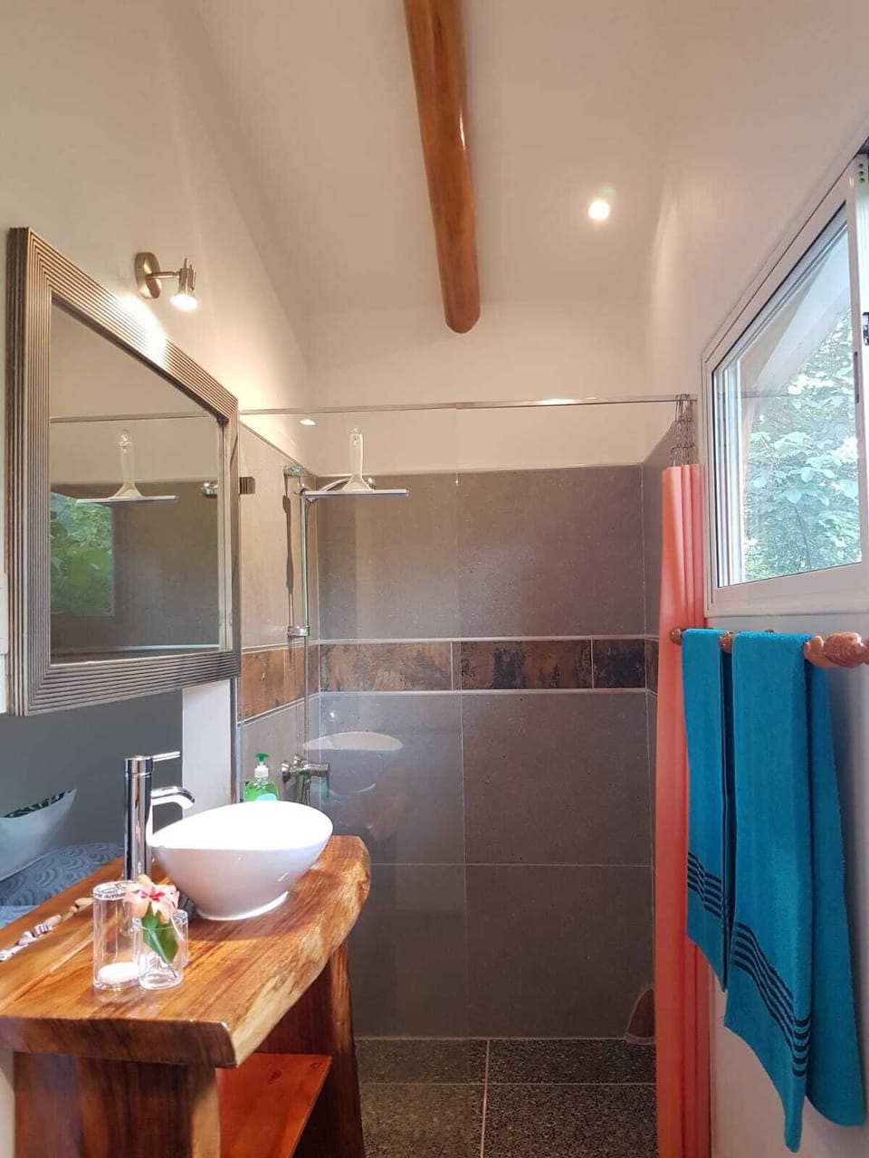 Shower, towels