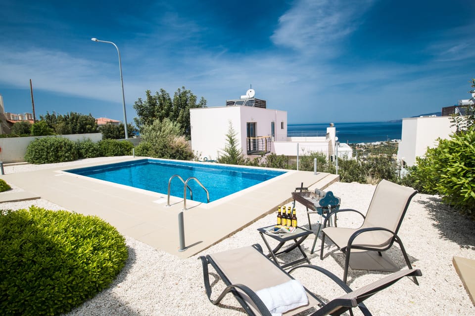 Large Garden with barbecue, seating area, sun loungers and private pool