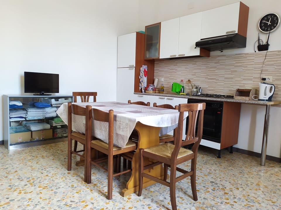 Full-size fridge, oven, stovetop, espresso maker