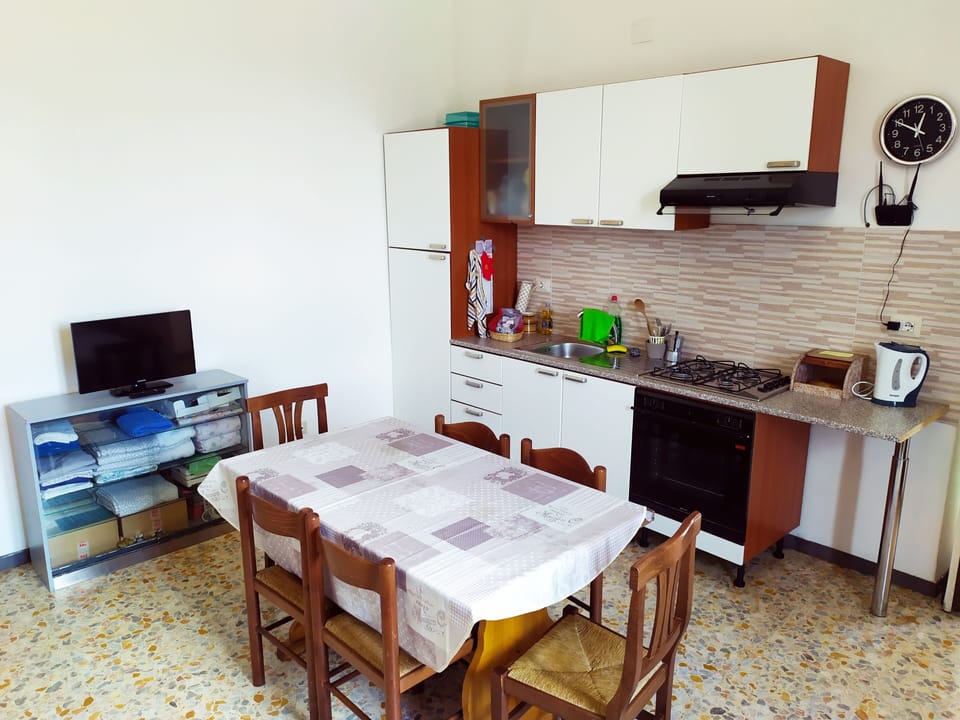 Full-size fridge, oven, stovetop, espresso maker