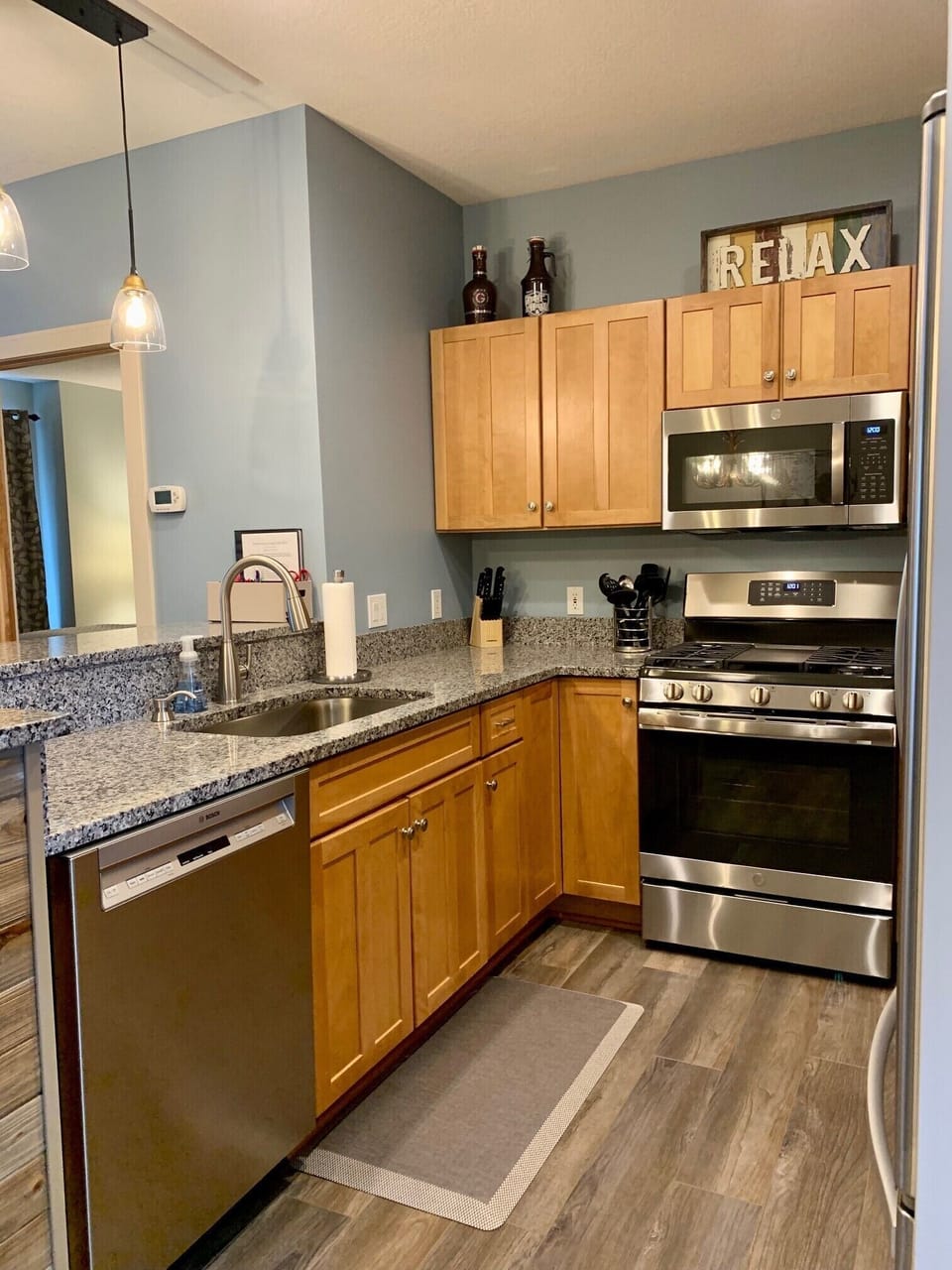 Newly updated fully-equipped kitchen
